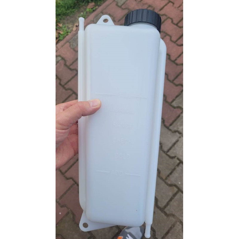 131084A2 Zbiornik wyrównawczy z korkiem CASE 580 SLE SM